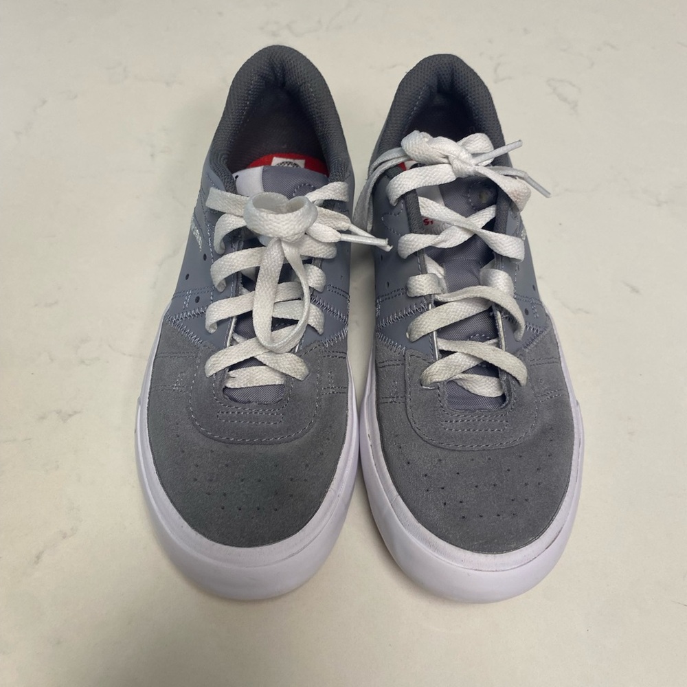 Jordan Series ES Stealth University White & Gray Youth Boys Size 4